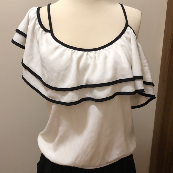 VaVa By Joy Han Black & White Cold Shoulder Romper Size Medium EUC - Picture 11 of 15